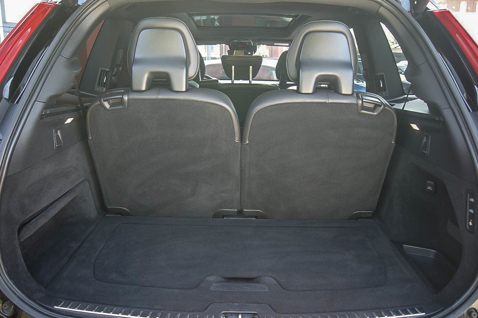 Fahrzeugabbildung Volvo XC90 T8 Hybrid R-DESIGN AWD 22-ZOLL STANDHEIZUNG