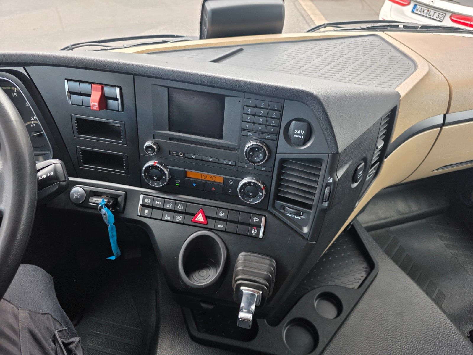 Fahrzeugabbildung Mercedes-Benz Actros 2542 L 6x2 BDF Retarder ADR