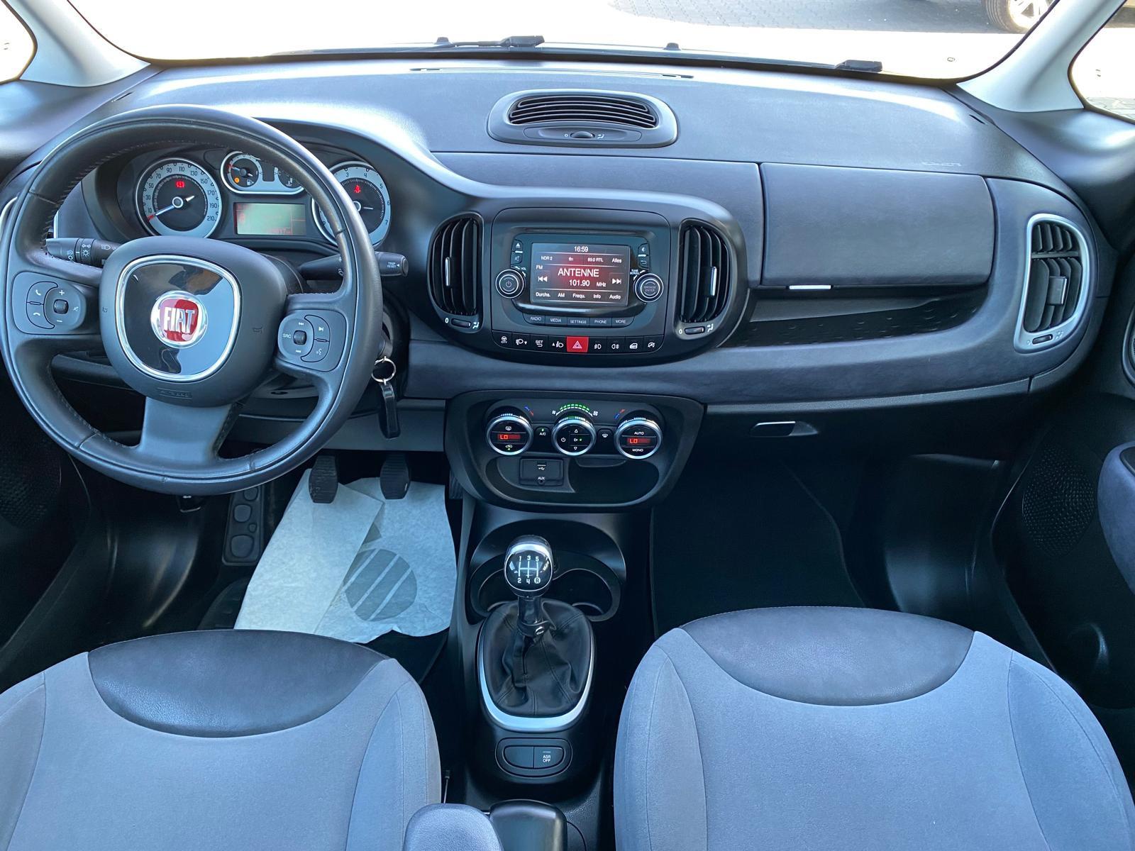 Fiat 500L 2012 — вигляд ззаду