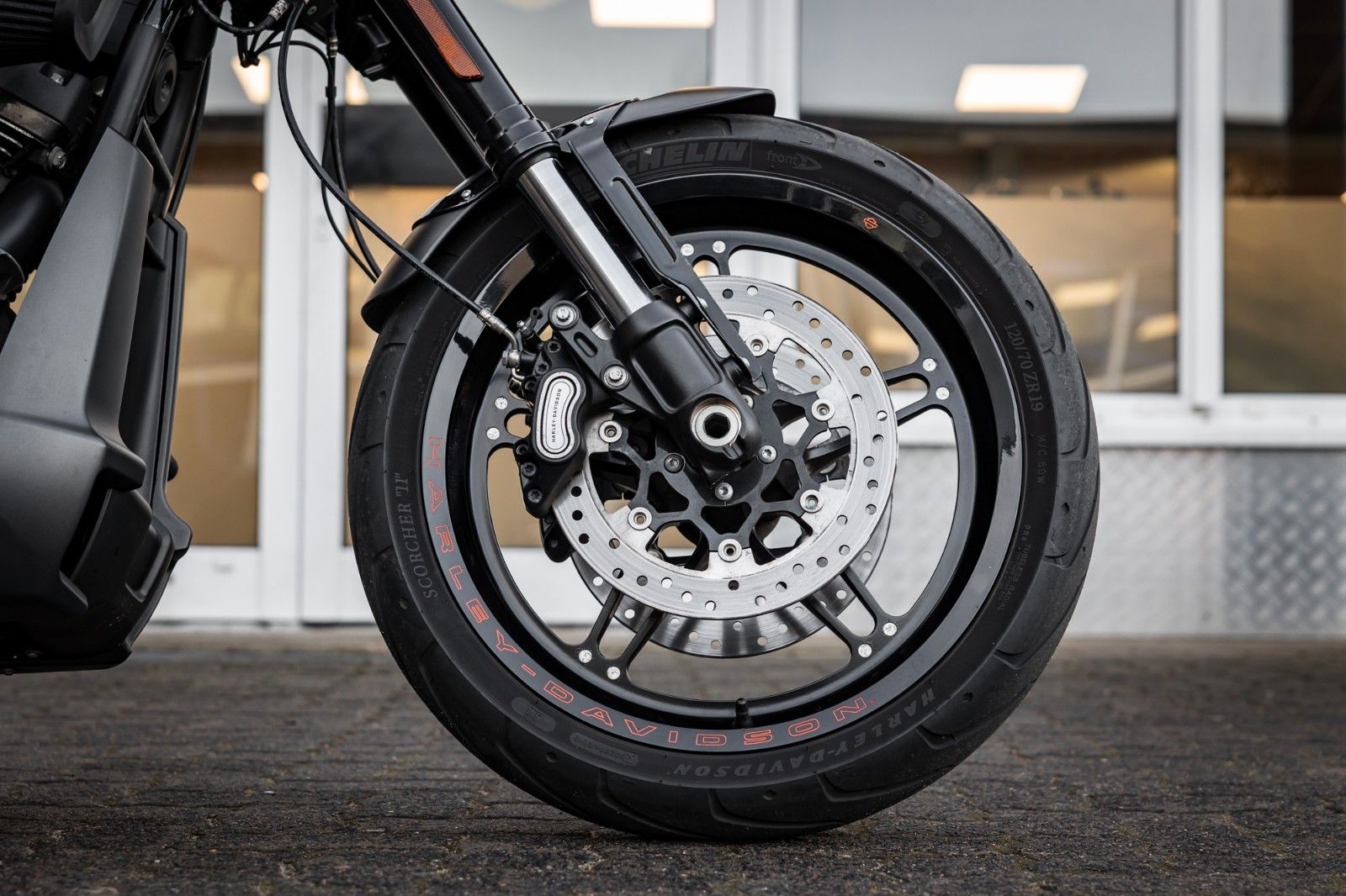 Fahrzeugabbildung Harley-Davidson FXDRS 114 CUI - KESSTECH - SEITLICHER KZH