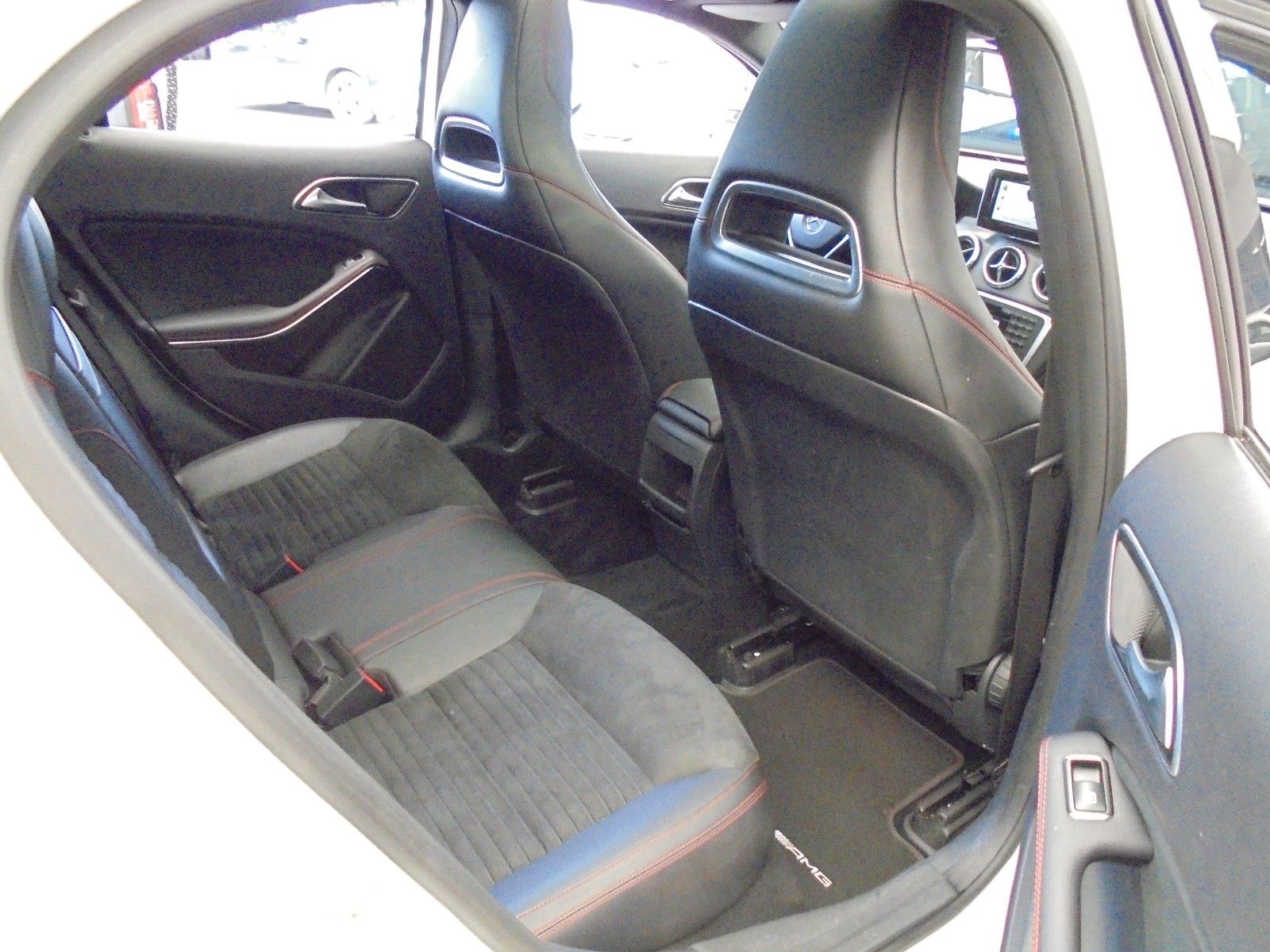 Fahrzeugabbildung Mercedes-Benz GLA 200 Aut./AMG Line/Panorama/Navi/