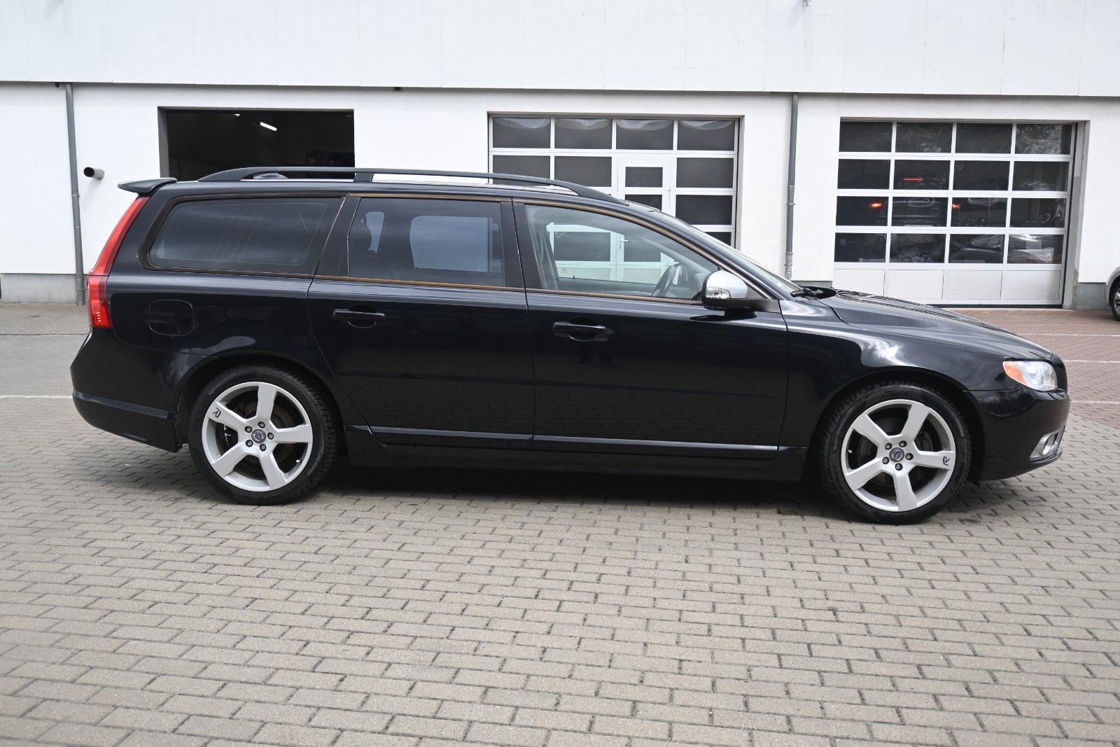 Fahrzeugabbildung Volvo V70 2.4 Autom. Edition R-Design*Xenon*