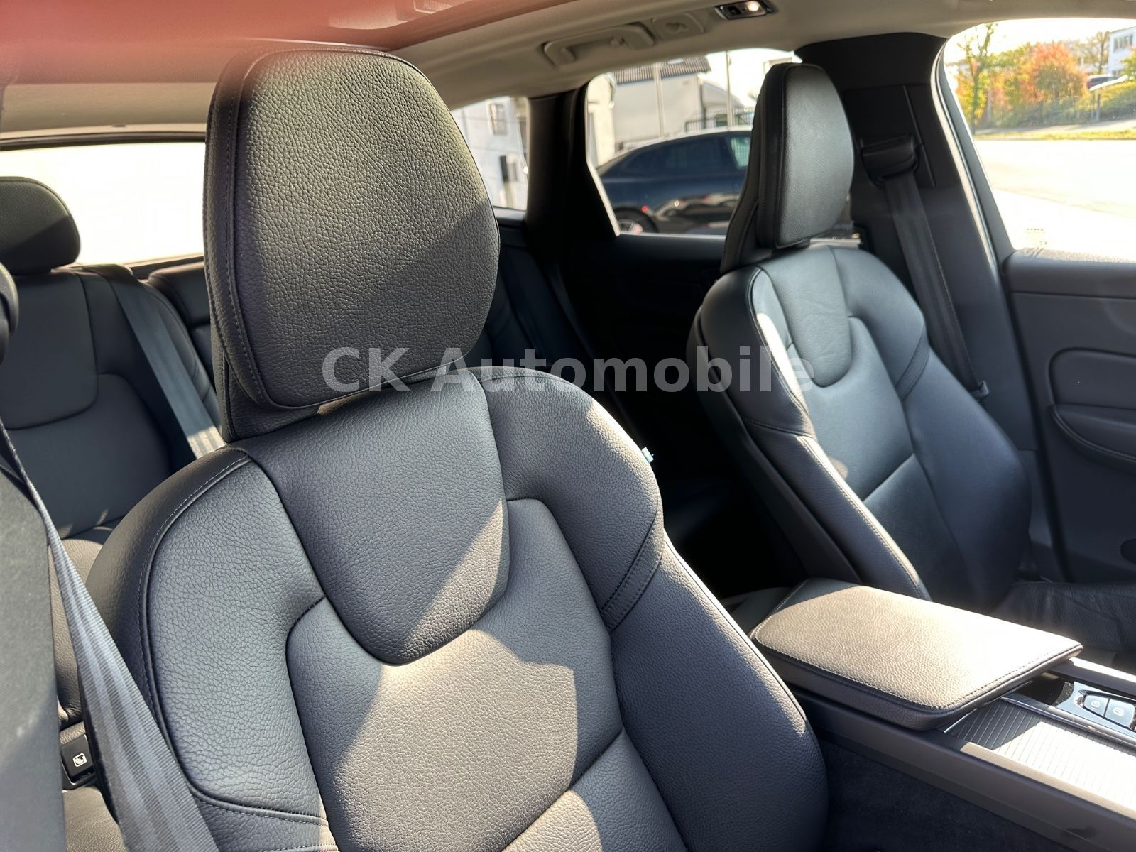 Fahrzeugabbildung Volvo XC60 B4 Momentum Pro AWD/Navi/Leder/Pano/LED/Kam