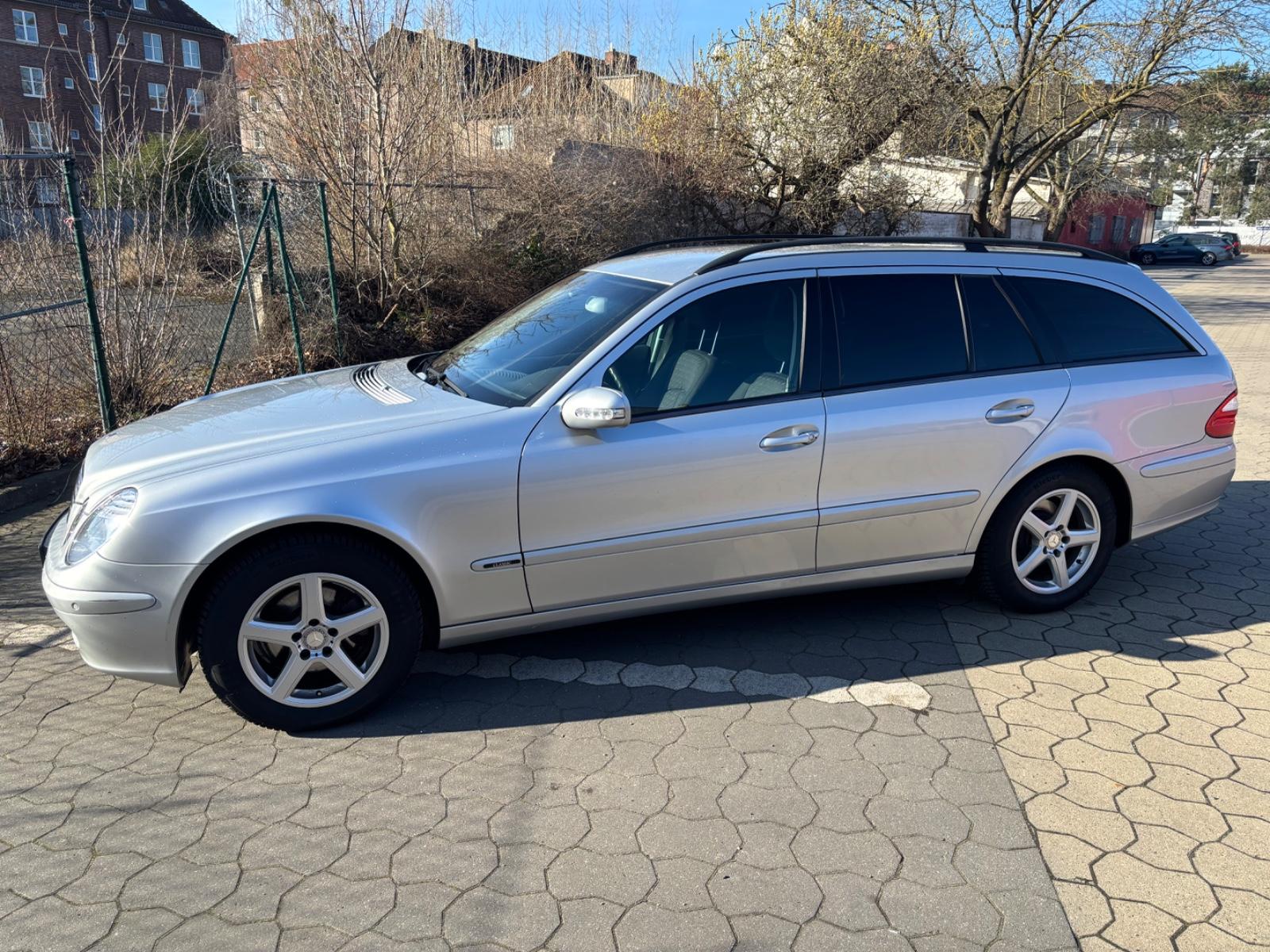 Mercedes-Benz E200 2005 — rear view