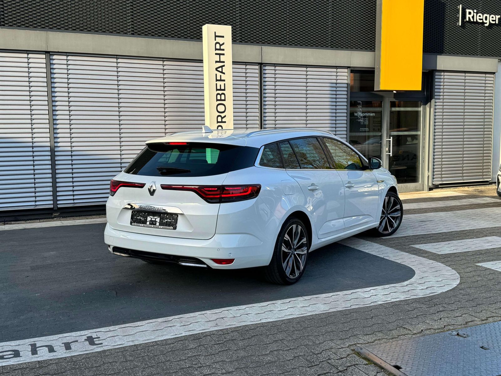 Fahrzeugabbildung Renault Megane Grandtour Intens  Plug-In Hybrid 160