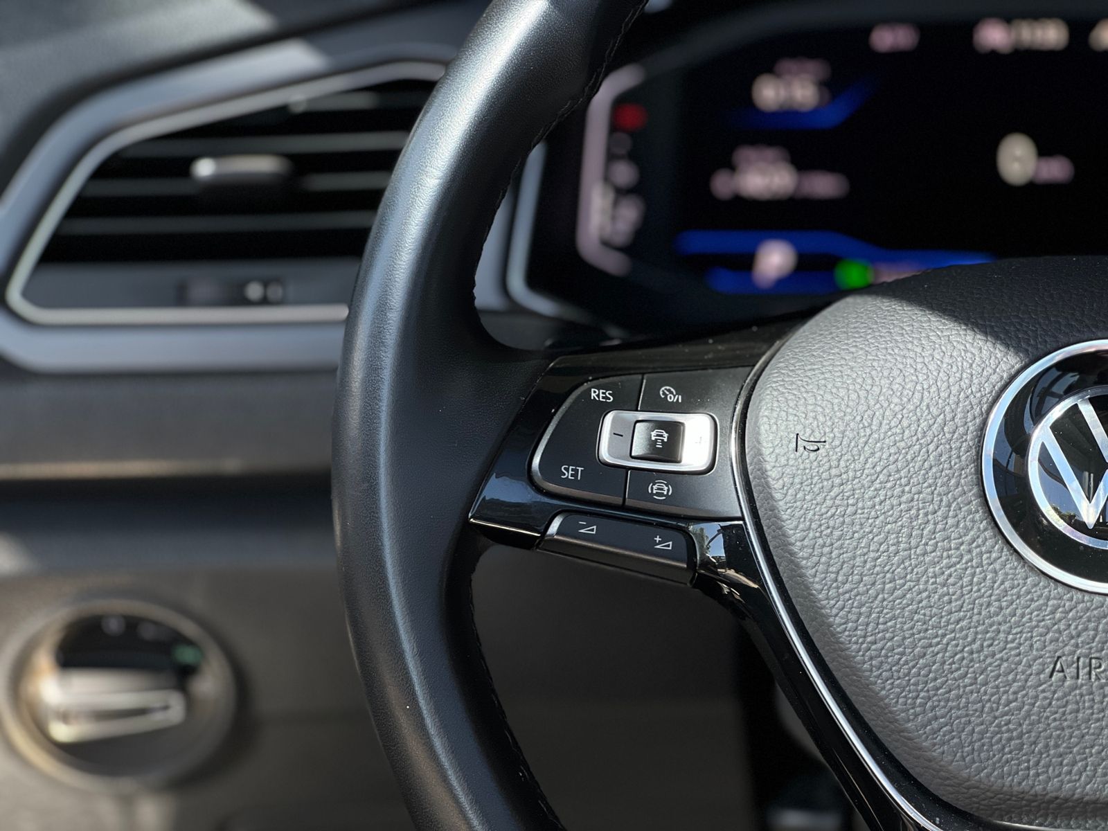 Fahrzeugabbildung Volkswagen T-Roc Cabriolet R Line Black AHK BEATS KEYLESS