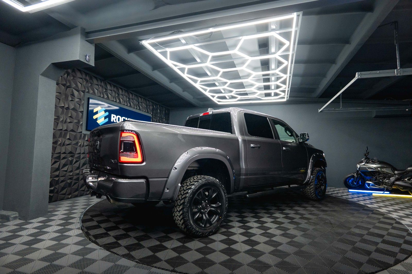 Fahrzeugabbildung Dodge RAM 5.7 V8 HEMI 4x4 OFFROAD Night-Paket *LED*19%