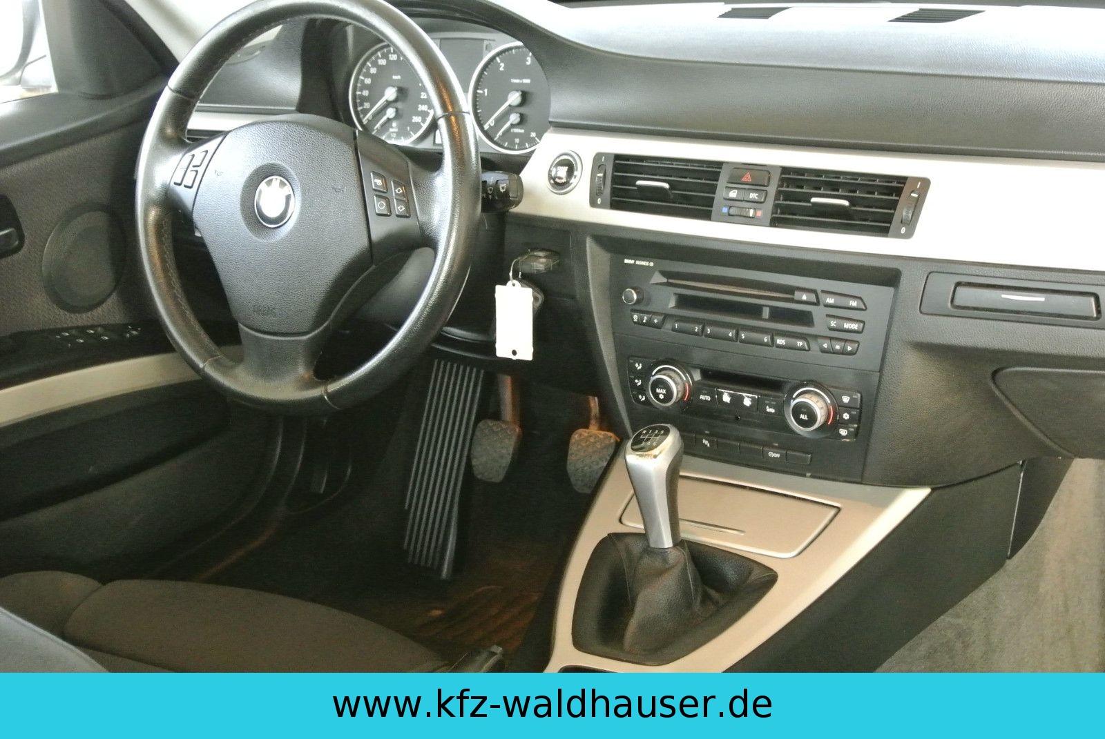 BMW 318 2010 — photo 23