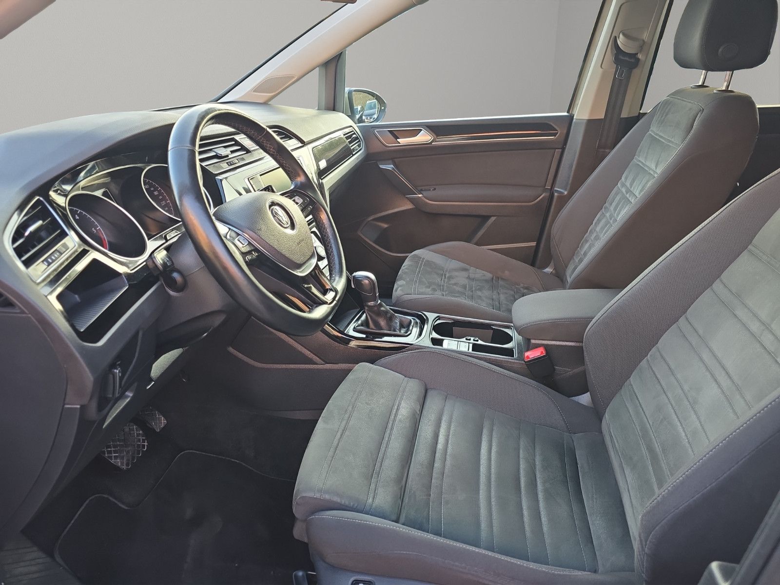 Fahrzeugabbildung Volkswagen Touran Highline+NAVI+LEDER+LED+AHK+TEMPOMAT+DSG