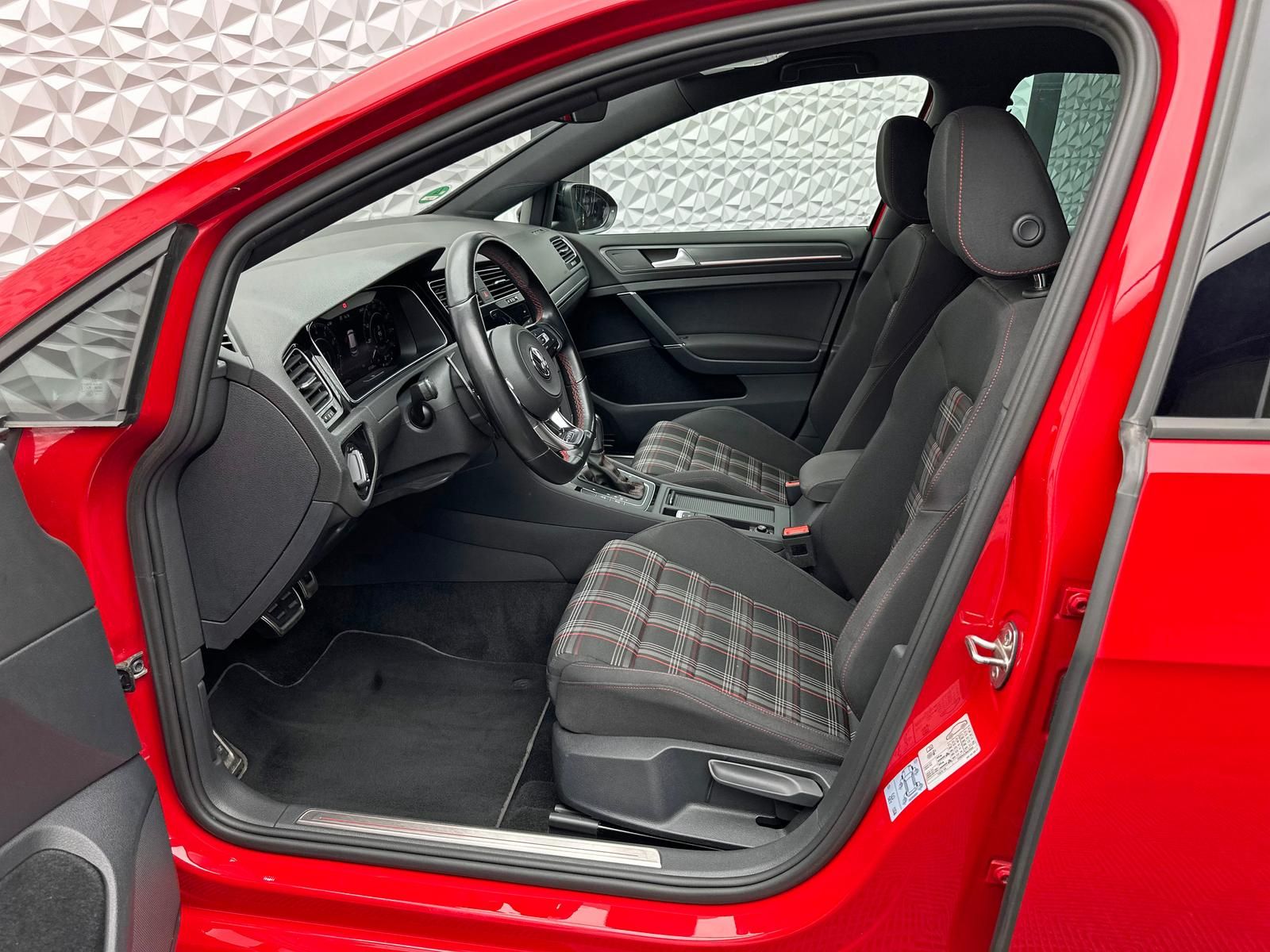 Fahrzeugabbildung Volkswagen GOLF GTI 2.0 TSI PERFORMANCE/NAVI/LED/PDC/ACC