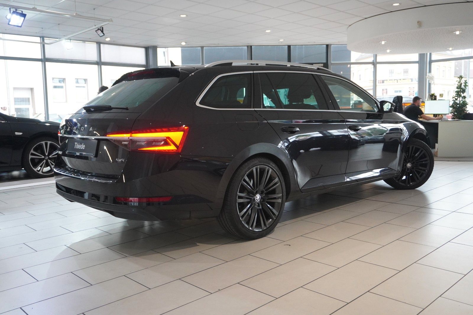 Fahrzeugabbildung SKODA Superb Combi 2.0D PREMIUM 4X4 NAVI/LED/360°/AHK