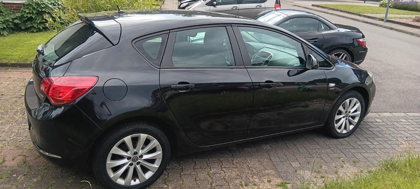 Opel Astra J Lim. 5-trg. Active