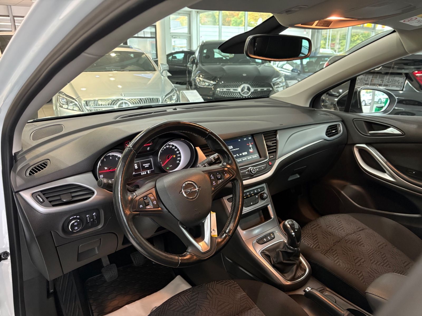 Fahrzeugabbildung Opel Astra K Lim. Active Sport *LED* SCHWARZ / WEIß*