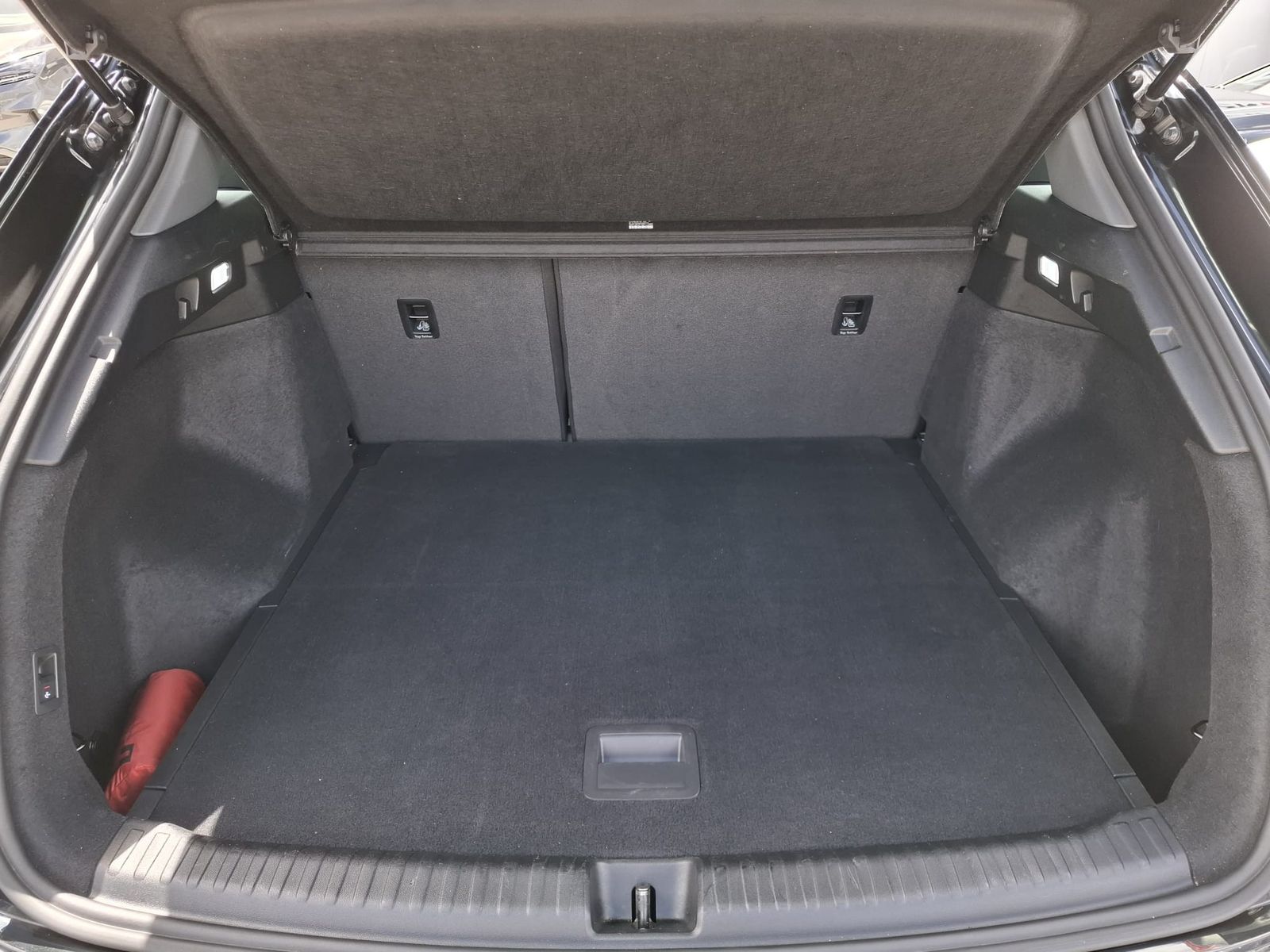 Fahrzeugabbildung Audi Q4 e-tron 40 AHK*LED*19"ALU*SHZ*SPORTSITZE*94,4%