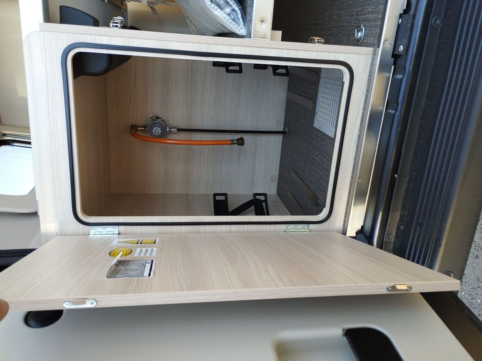 Fahrzeugabbildung Eura Mobil Van V 635 EB Captain-Chair-Sitze, Skyroof, RFK