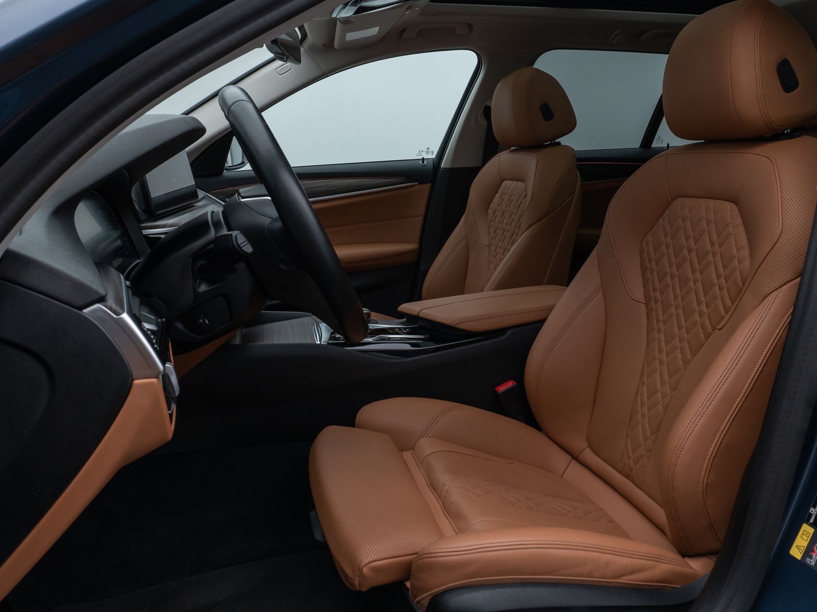 Fahrzeugabbildung BMW 530e Panorama Kamera HUD DAB HiFi Alarm Sport