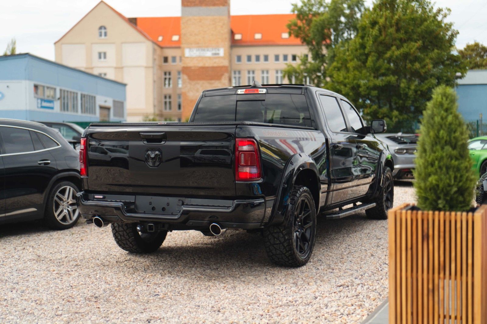 Fahrzeugabbildung Dodge RAM 5.7 V8 HEMI 4x4 Night LARAMIE LONGBED 19%