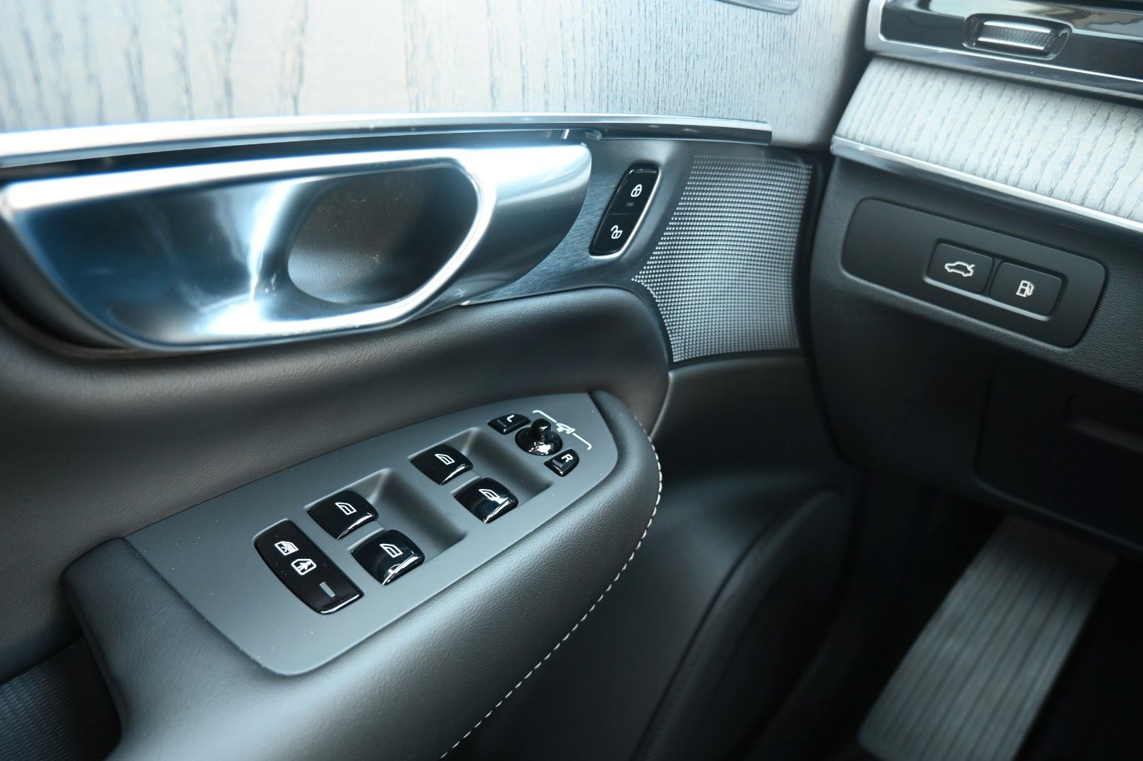 Fahrzeugabbildung Volvo XC90 Ultra Dark Recharge T8 B&W*LUFT*360*MASSAGE