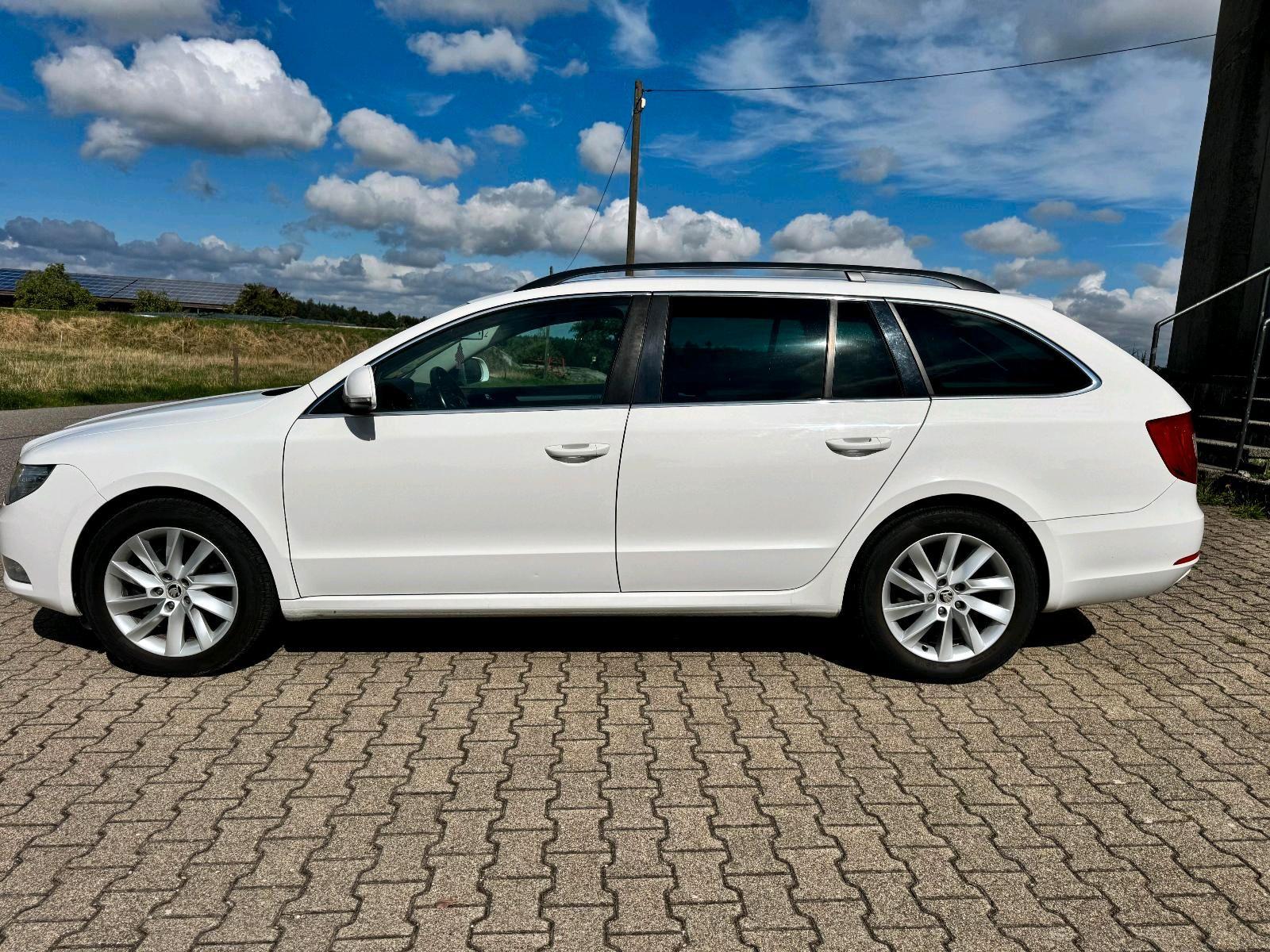 Skoda Superb 2012 — rear view