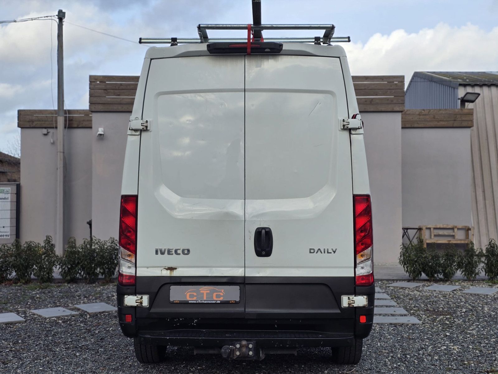 Fahrzeugabbildung Iveco Daily Kasten L3H2/Radstand 3520/AHK 3,5t/TÜV-NEU