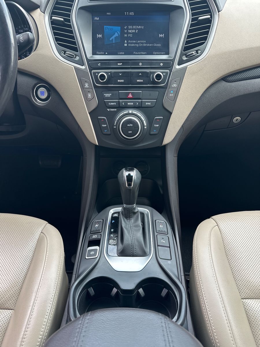 Fahrzeugabbildung Hyundai Santa Fe 2.2 CRDi 4WD Automatik NAV+XEN+PANO+AHK