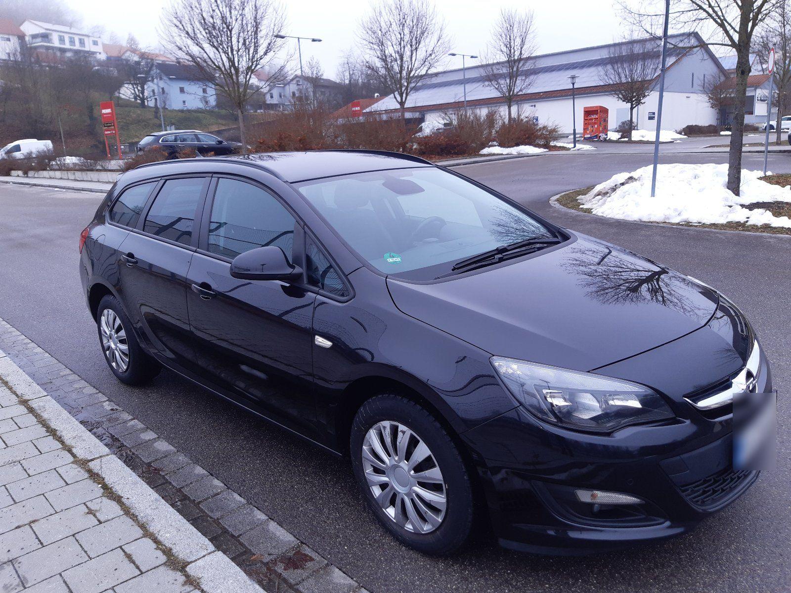 Opel Astra 2015 — rear view