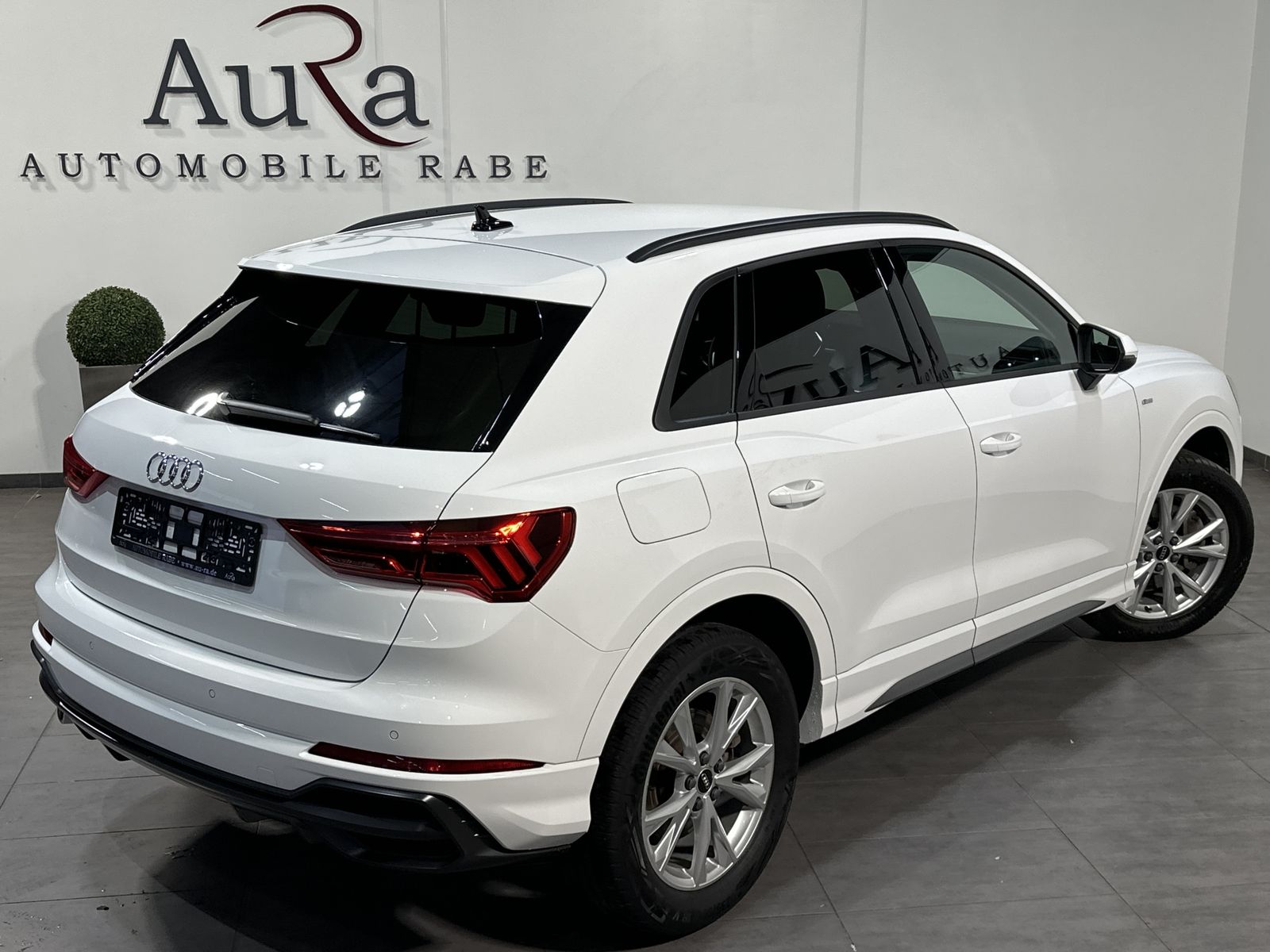 Fahrzeugabbildung Audi Q3 45 TFSI e S-Line NAV+LED+VCOCK+DAB+SHZ+1HD+PP