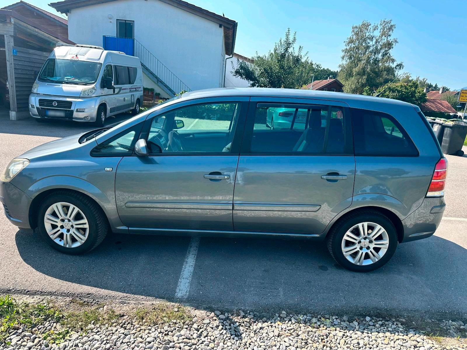 Opel Zafira 2006 — rear view