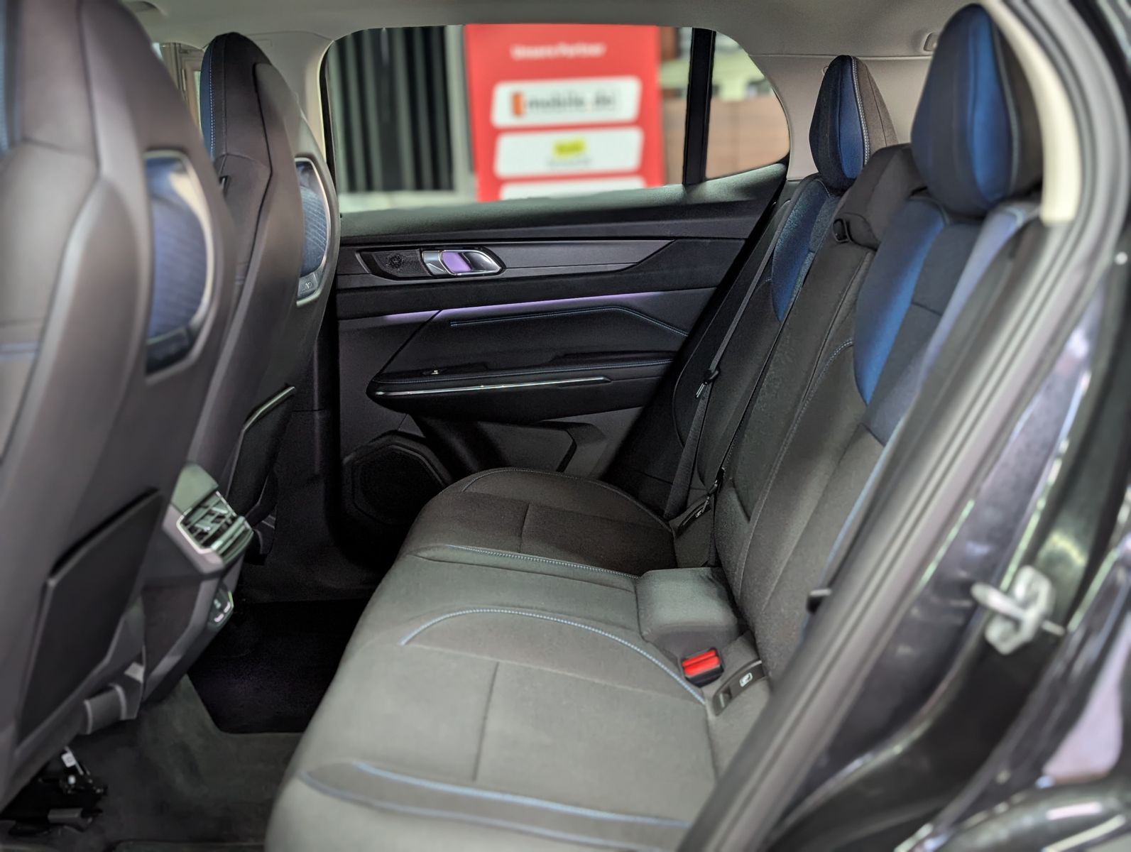 Fahrzeugabbildung Lynk&Co 01 1.5 T HEV ACC PANO APP LED KAM MEMO SHZ 24TKM