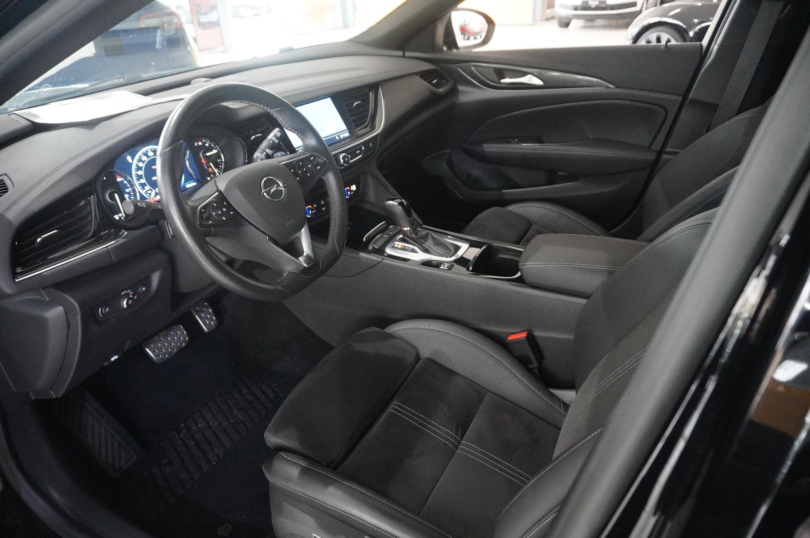 Fahrzeugabbildung Opel Insignia B ST 2.0D ULTIMATE NAVI/LED/OPC/VIRTU.