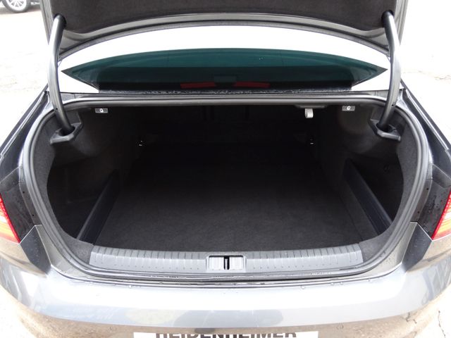 Fahrzeugabbildung Volkswagen Passat/Highline/2xR-Line/LED/Virtual/Kam/Leder/