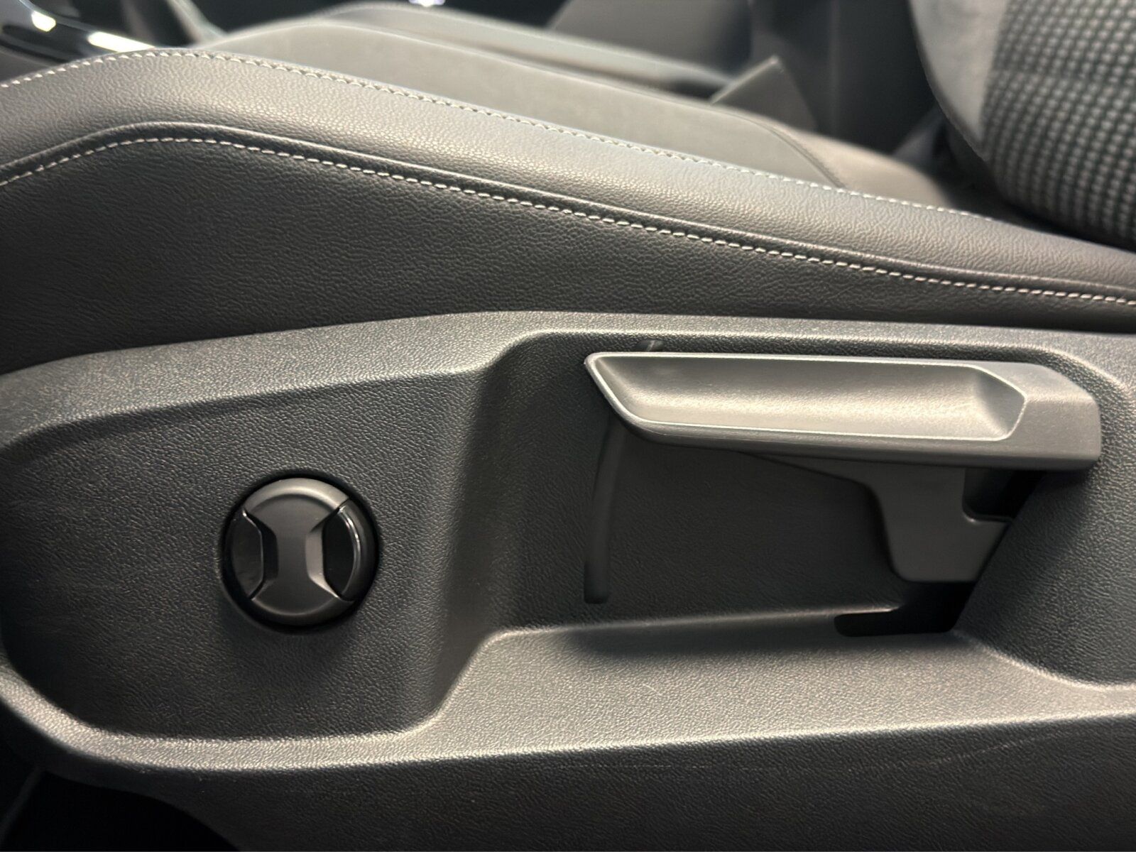 Fahrzeugabbildung Volkswagen T-Roc Cabriolet 1.5 TSI DSG R-Line ACC APP