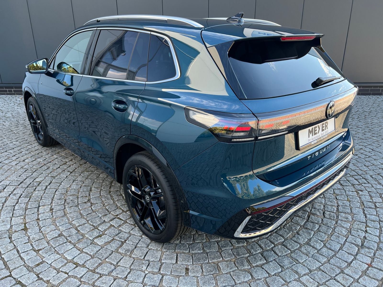 Fahrzeugabbildung Volkswagen Tiguan R-Line 1.5 eTSI DSG *AHK, IQ.Light, DCC,