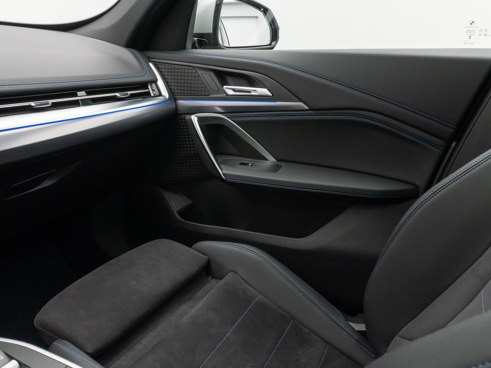 Fahrzeugabbildung BMW iX1 xD30 M Sport Panorama Kamera DAB Komfort LED