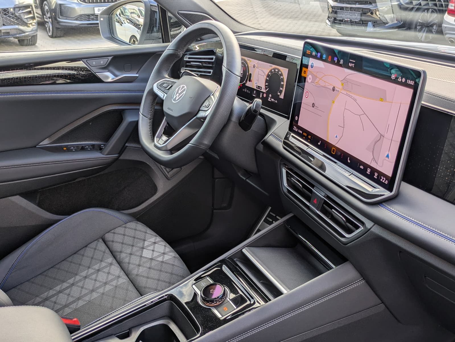 Fahrzeugabbildung Volkswagen Tiguan 2.0 TDI 4M R-Line PANO*H&K*AHK*MATRIX*20"