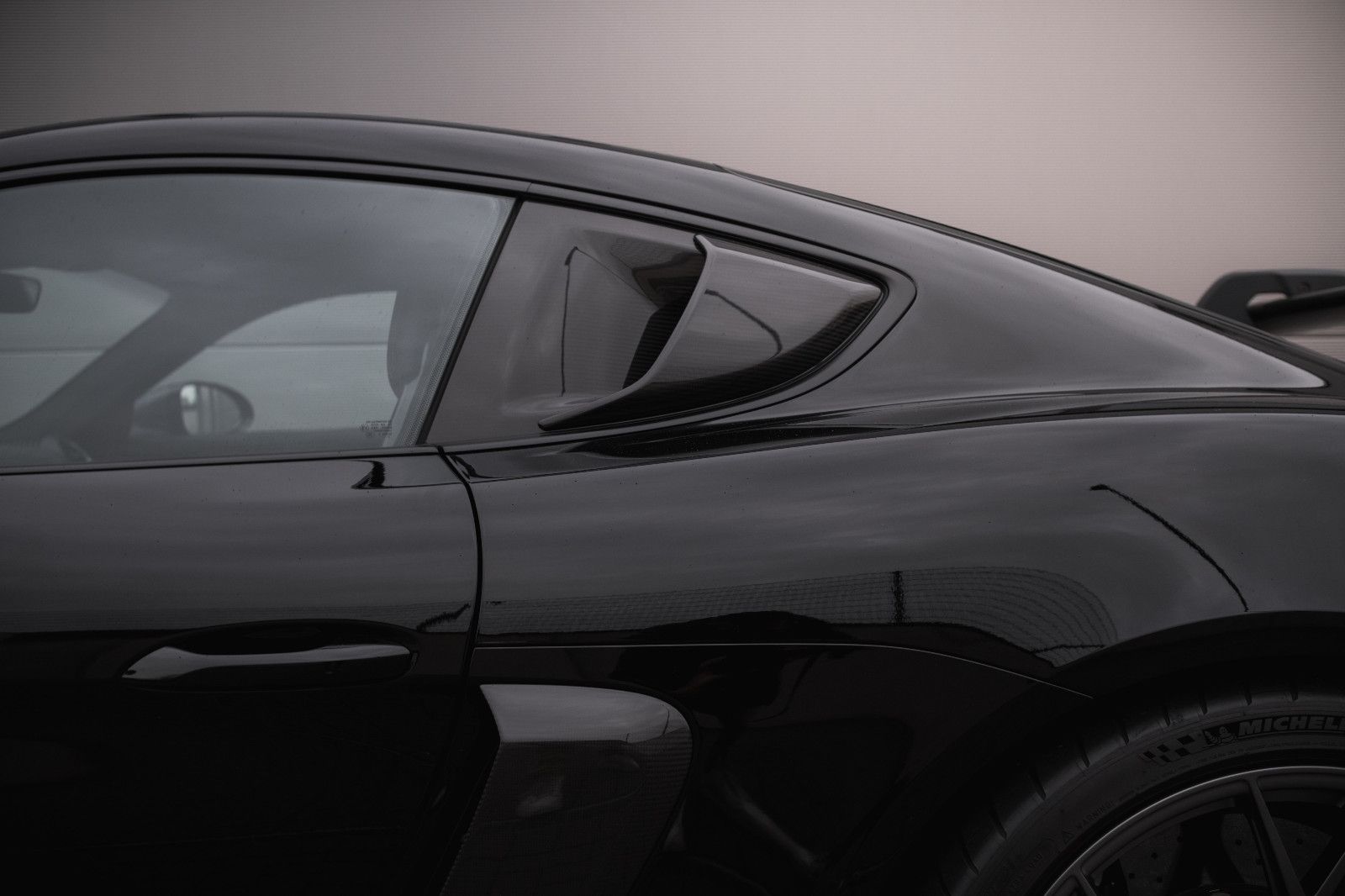 Fahrzeugabbildung Porsche 718 Cayman GT4 RS -Weissach-Kamera-Lift-PCCB