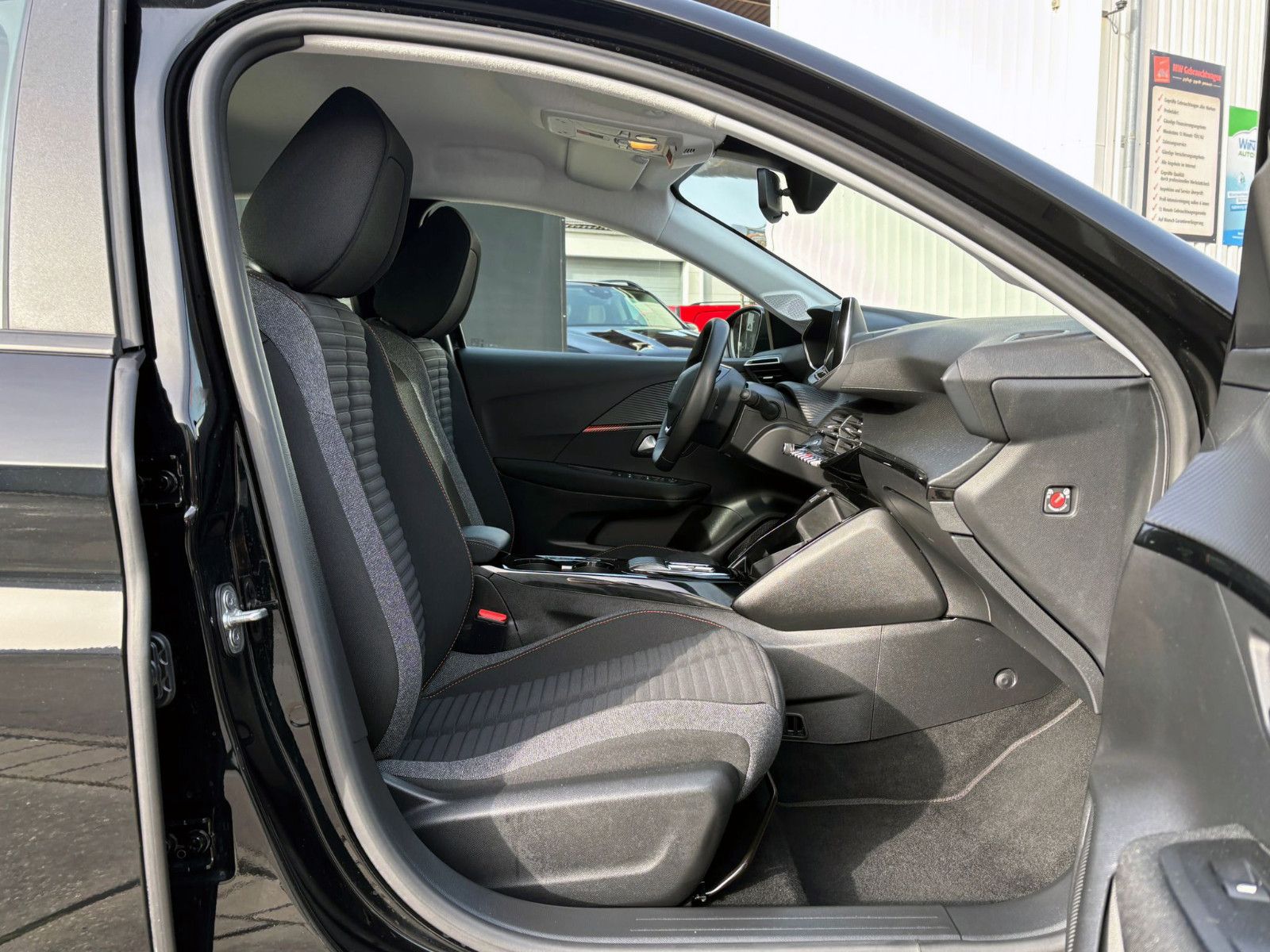Fahrzeugabbildung Peugeot 208-e Active Pack 50kWh LED SHZ NAV KLIMA PDC BT