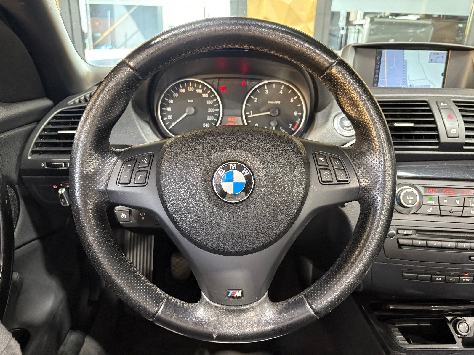 Fahrzeugabbildung BMW 118i Baureihe 1 Cabrio/NAVI/PDC/SHZ/KLIMA/8-FACH