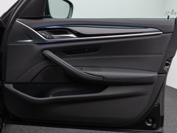 Fahrzeugabbildung BMW 530d LuxuryLine Pano Kamera Laser HUD DAB HiFi