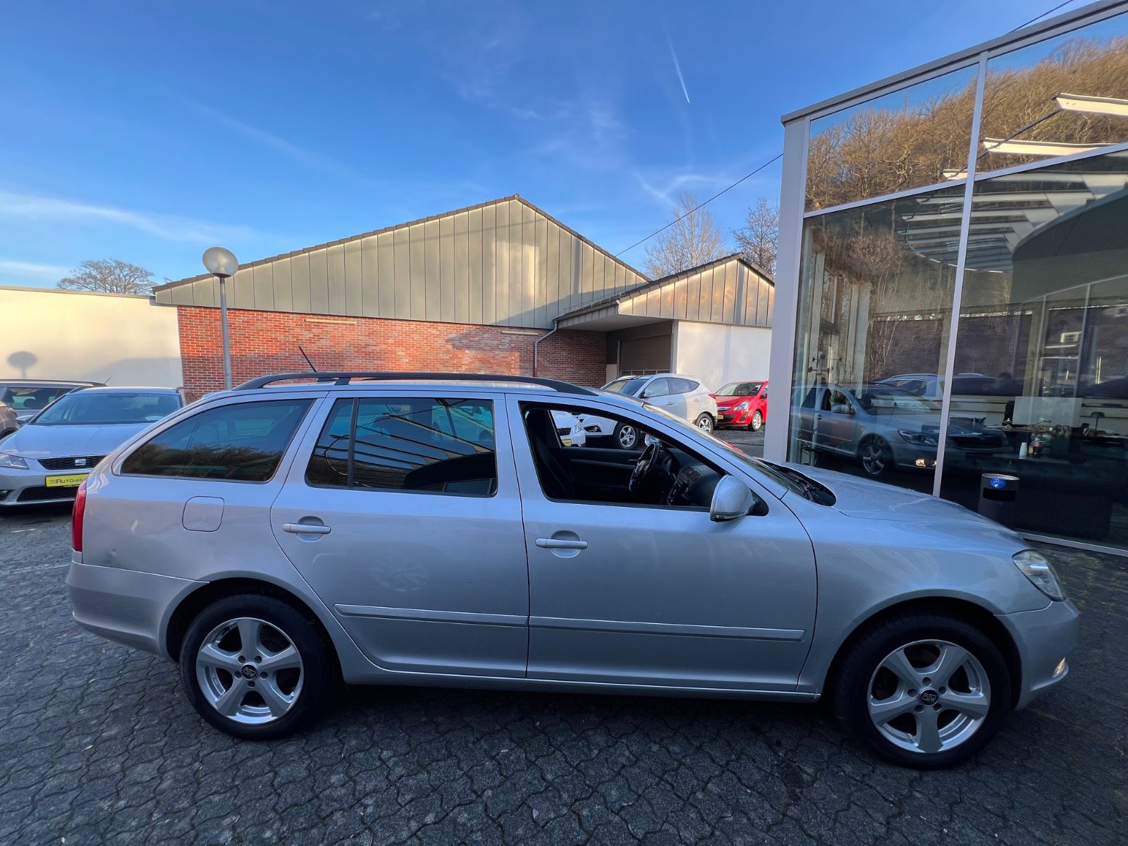 Fahrzeugabbildung SKODA Octavia 1.6 TDI Combi Family * NAVI *AHK*