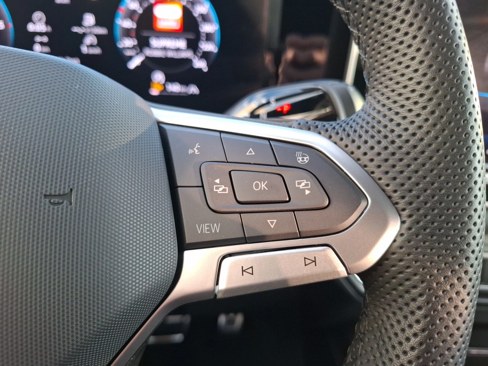 Fahrzeugabbildung Volkswagen Tiguan TDI R-Line DSG 4M Standhzg. Matrix Navi A