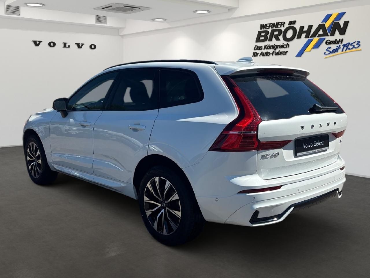 Fahrzeugabbildung Volvo XC60 B4 Benzin Plus Dark 2WD