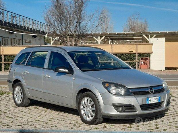 Opel Astra 2006 — rear view