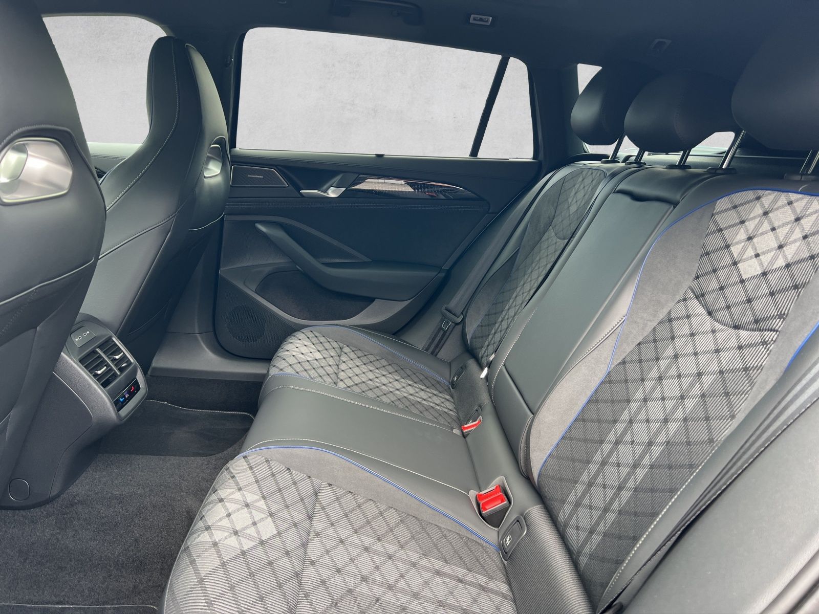 Passat R-Line 1,5 l eHybrid OPF 130 kW ( 177 PS)
