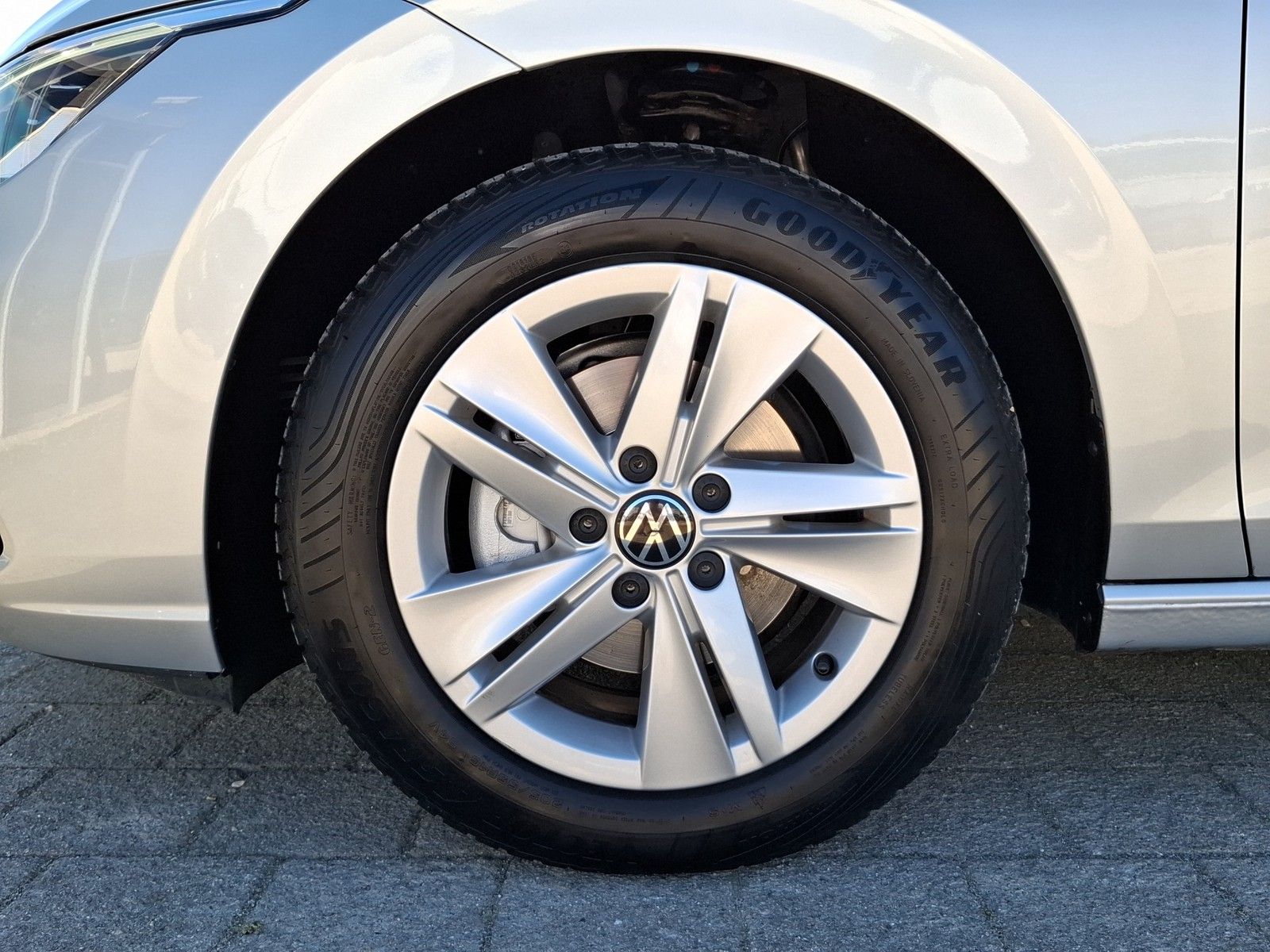 VW Golf VIII Variant 1.0 TSI Life KLIMA / NAVI / AH - Image 18