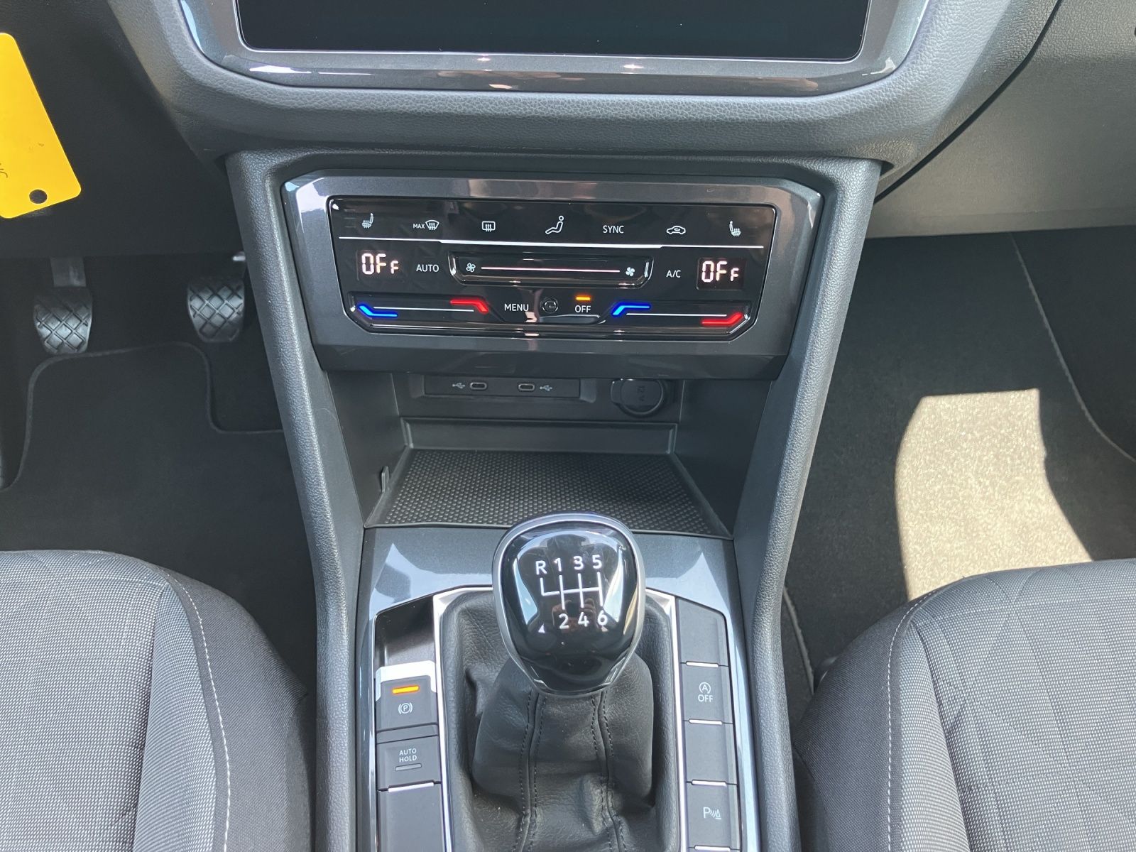 Fahrzeugabbildung Volkswagen Tiguan TSI Life Matrix AHK ACC PDC  SH LM