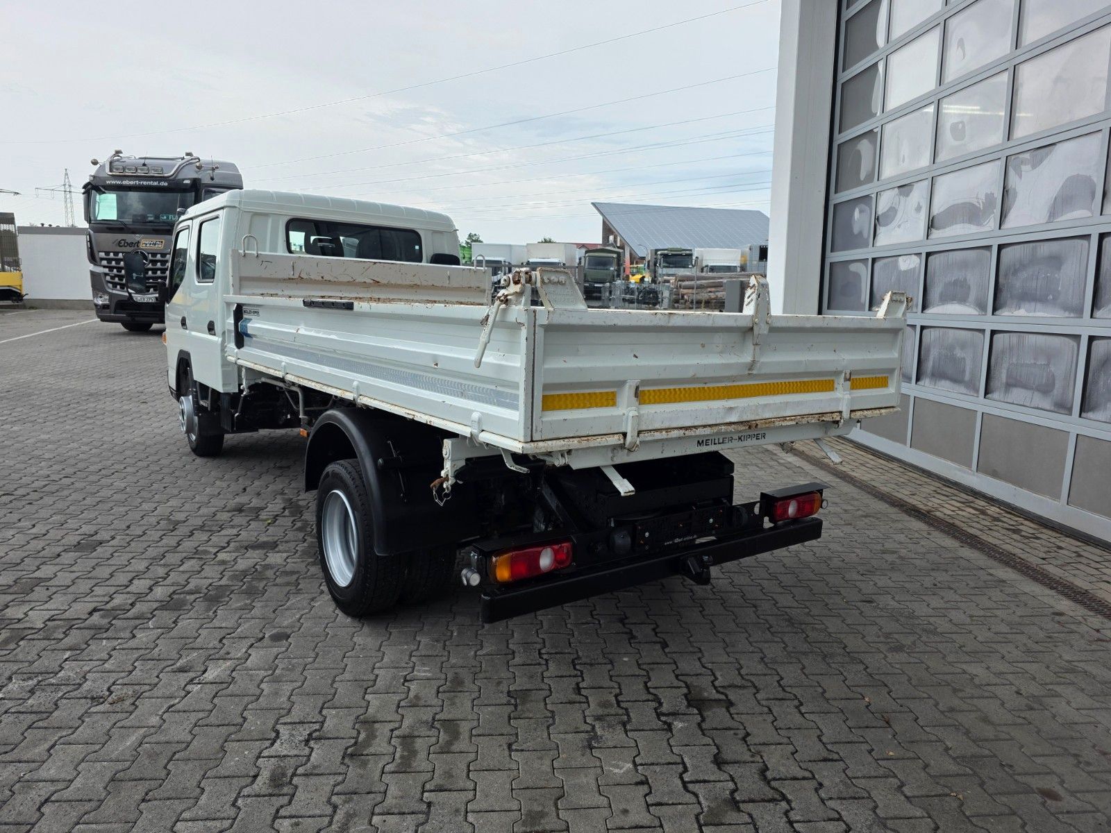Fahrzeugabbildung Mitsubishi Fuso Canter 7C18D DoKa 7 Sitze AHK