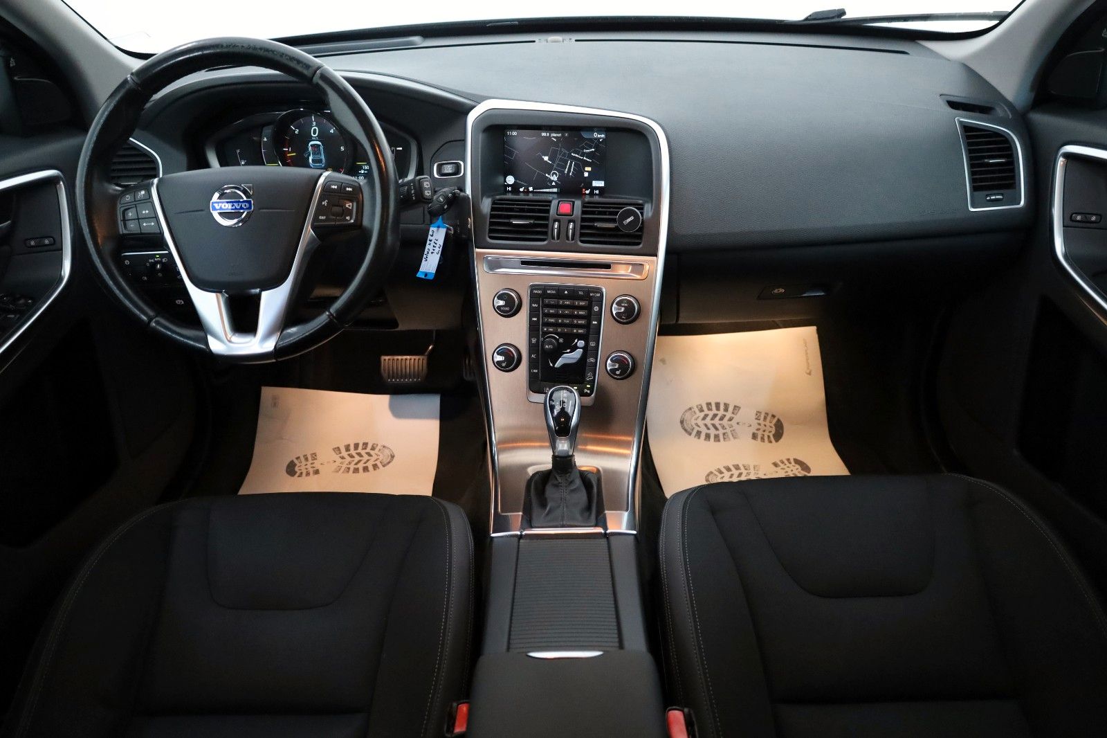 Fahrzeugabbildung Volvo XC60 D5 Momentum AWD Navi,Xenon,Kamera,SH,PDC