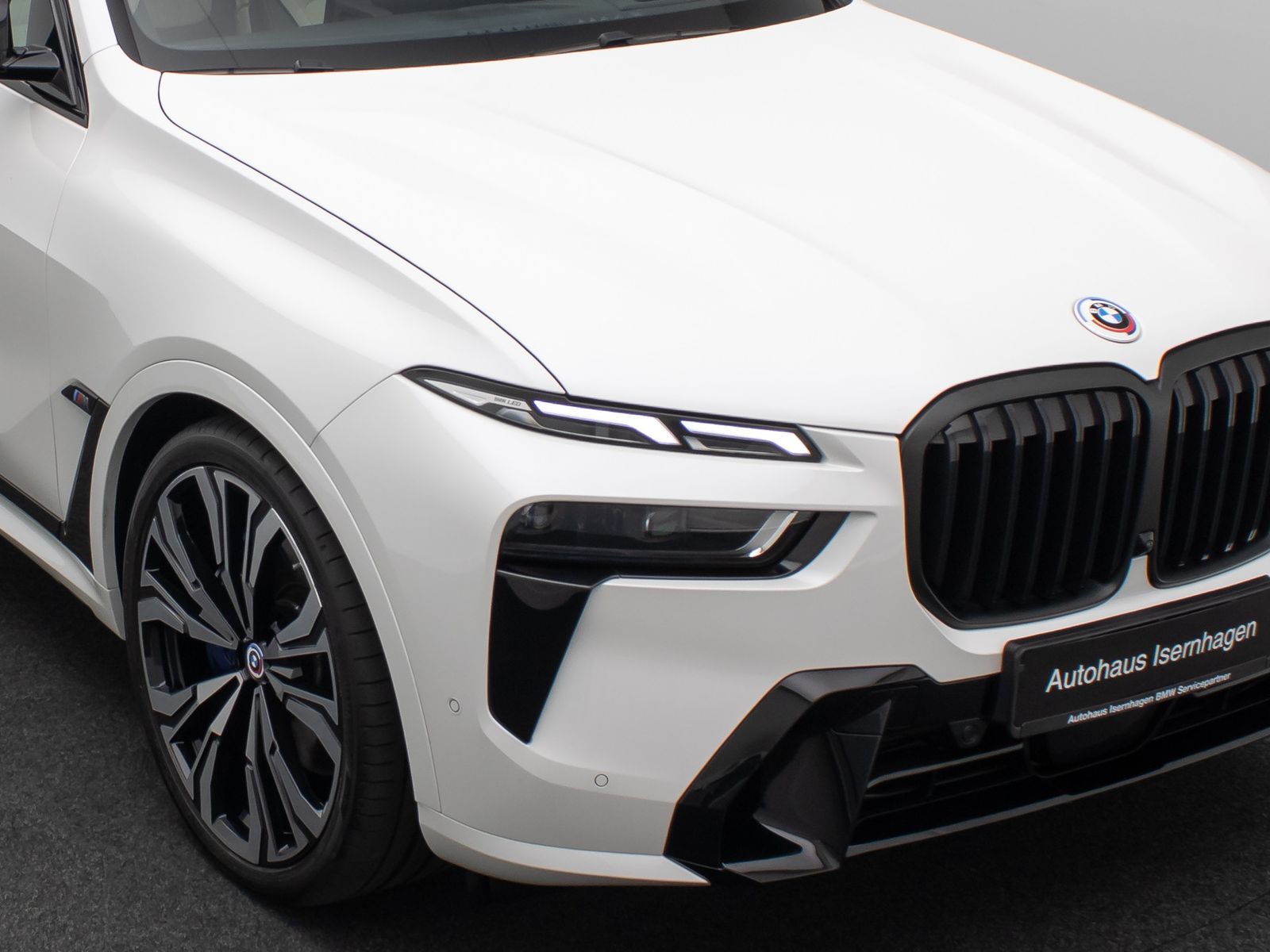 Fahrzeugabbildung BMW X7 M60i xD Individual HUD B&W SoftCL 23Zoll VOLL
