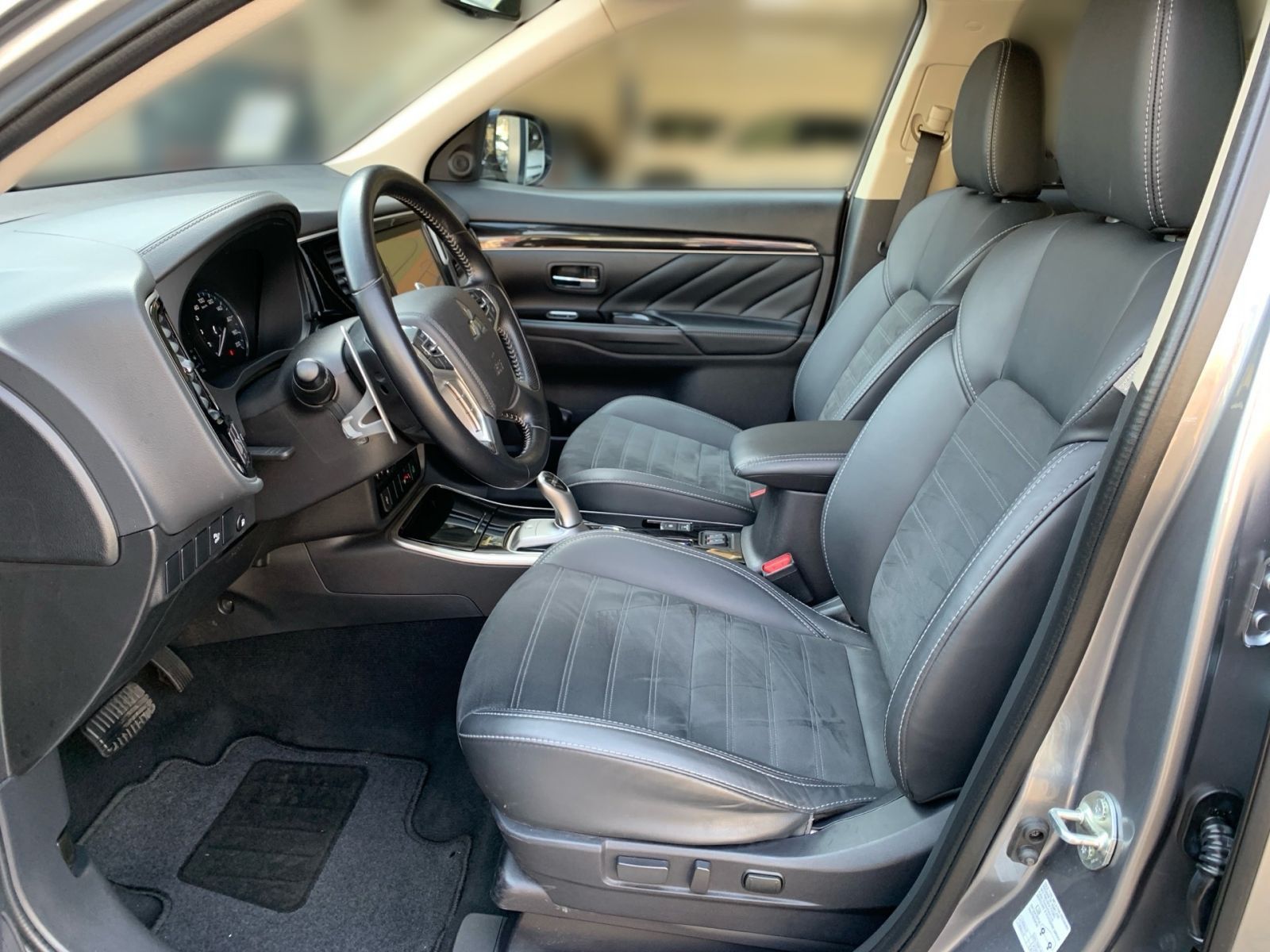 Fahrzeugabbildung Mitsubishi Outlander 2.4 PHEV Plug-in Hybrid Basis Spirit 4